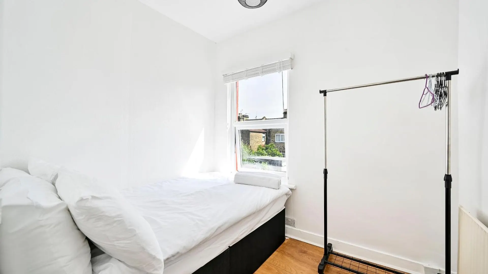 Appartamento 2-Bed, Sleeps 8 In Leyton E10, Near Stratford Londra 0*,  Regno Unito