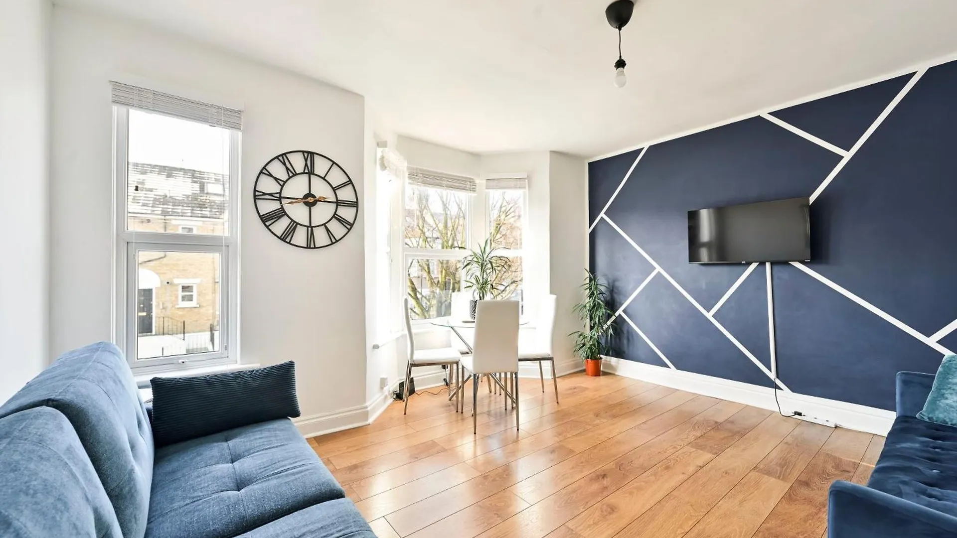 Appartamento 2-Bed, Sleeps 8 In Leyton E10, Near Stratford Londra 0*,  Regno Unito