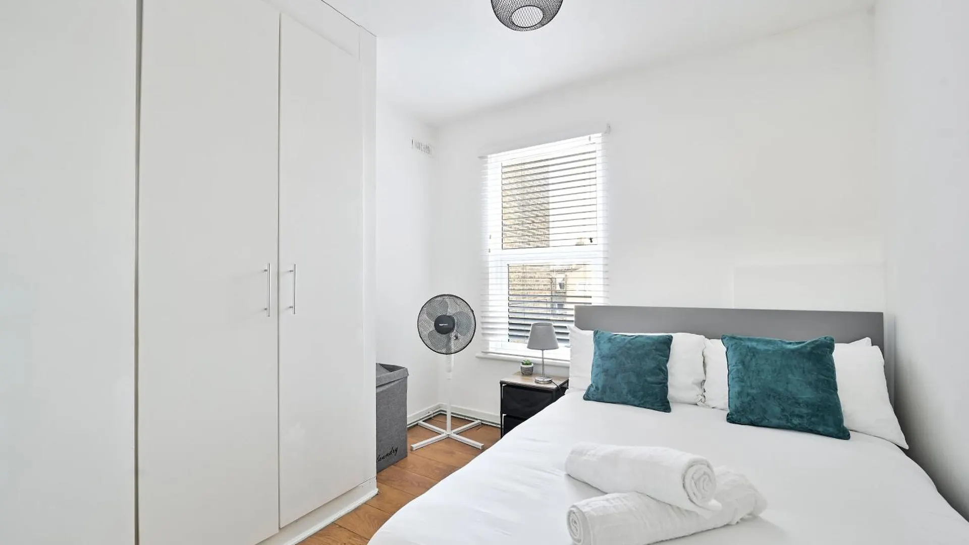 Appartamento 2-Bed, Sleeps 8 In Leyton E10, Near Stratford Londra 0*,